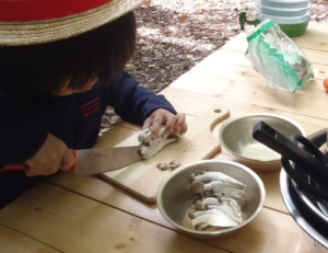 子供も一緒に楽しみながらお手伝いができるキャンプ料理のおすすめ3選